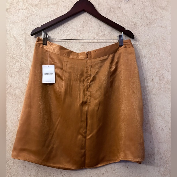 💕Forever 21 Satin Mini Skirt(Waist 38” Length 19”) - Picture 2 of 4